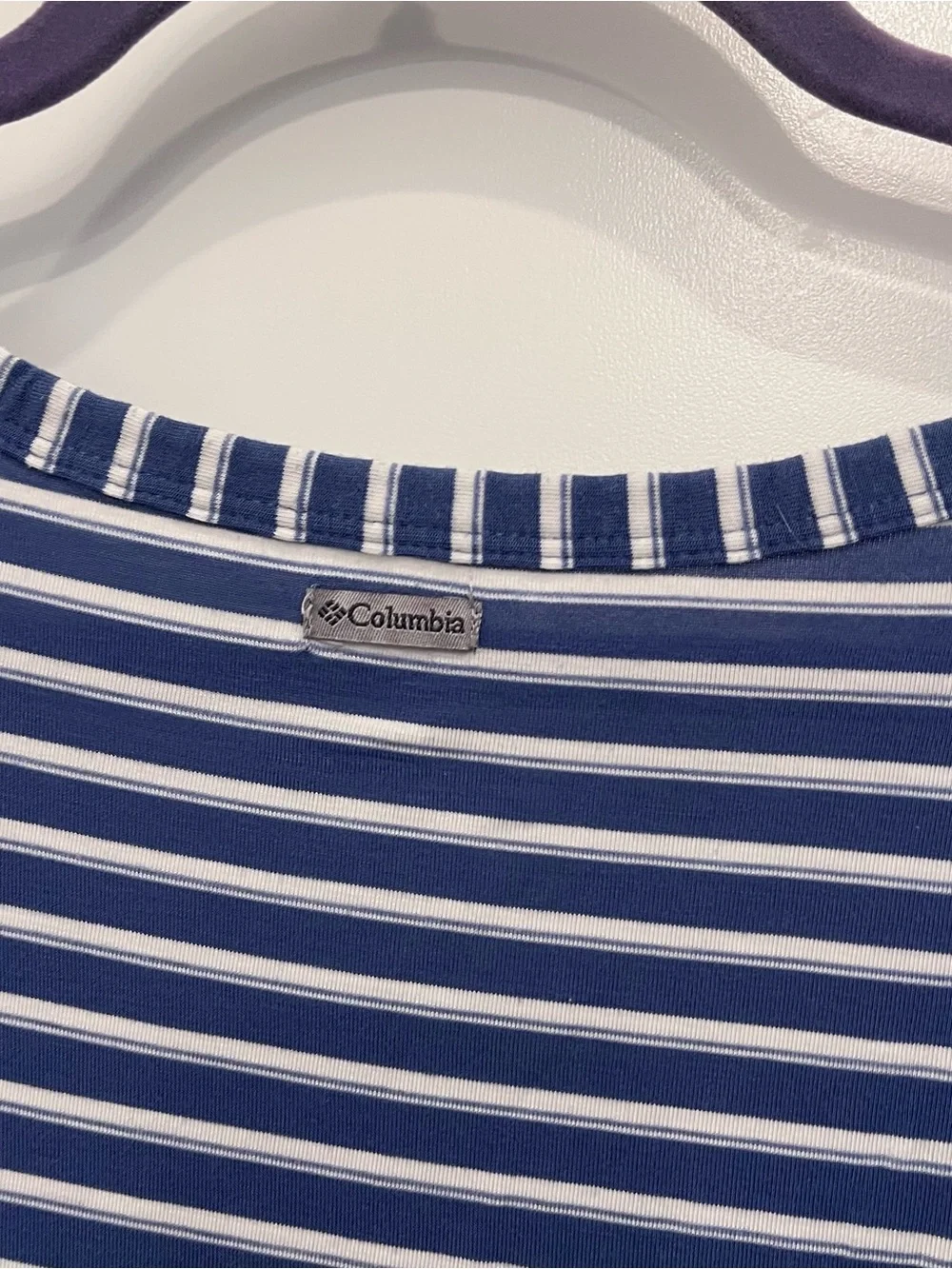 Columbia Sportswear Omni Shade T‎ Shirt  Size XL White Blue Striped V Neck Top